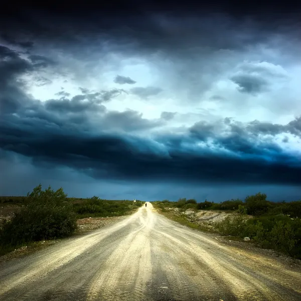 Yol boyunca fırtınalı gökyüzü bulutlu — Stok fotoğraf