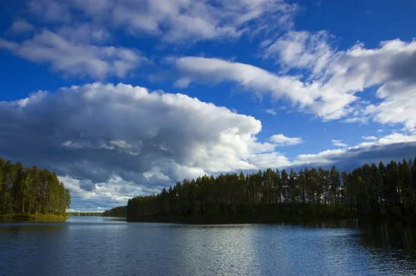 湖の上に雲が — ストック写真