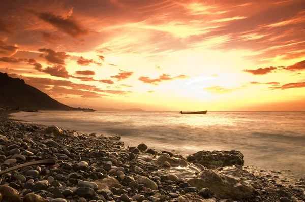 Pôr do sol sobre a costa rochosa — Fotografia de Stock