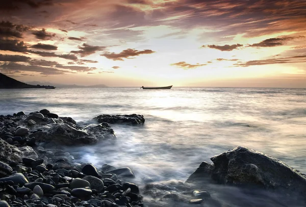 Zonsondergang over rotsachtige kust — Stockfoto