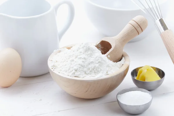 Ingredienser och verktyg för att göra en tårta, mjöl, smör, socker, ägg — Stockfoto