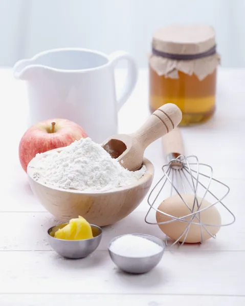 Ingredienti e strumenti per fare una torta, farina, burro, zucchero, uova Fotografia Stock