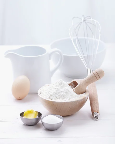 Ingrediënten en hulpmiddelen voor het maken van een taart, meel, boter, suiker, eieren Stockfoto