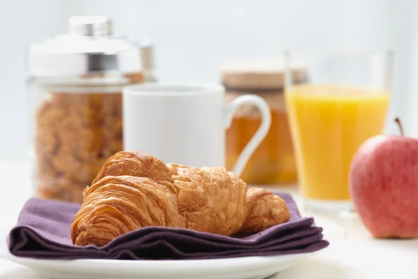 Croissant ontbijt Rechtenvrije Stockafbeeldingen
