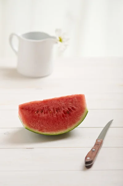 Watermeloen op een witte houten tafel Rechtenvrije Stockafbeeldingen