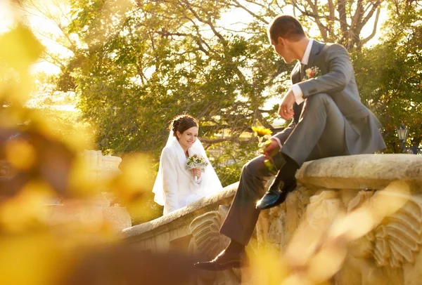Unga brudparet titta på varandra — Stockfoto