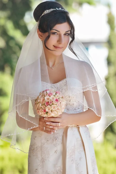 一个年轻快乐的肖像与一束玫瑰新娘 — 图库照片