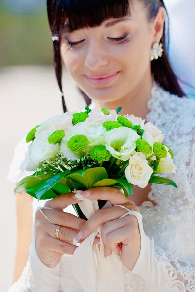 Retrato de um jovem feliz a noiva com um buquê de rosas — Fotografia de Stock