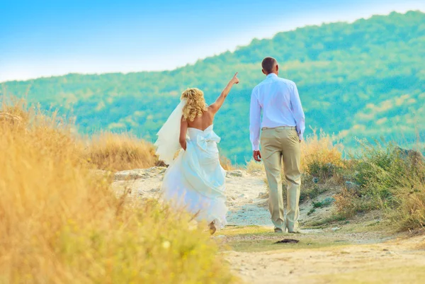 Happyness par tillsammans gå i fältet — Stockfoto