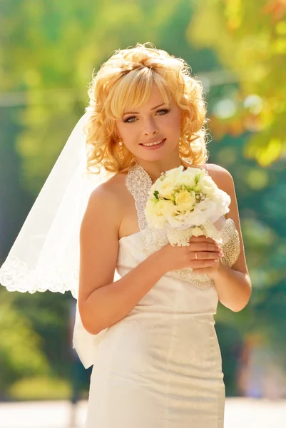 Close _ up retrato felicidad casado novia con bouqet de rosas . Imagen de stock