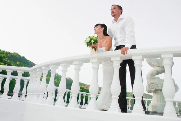 Счастье пара, стоящая на балконе изолированы — стоковое фото