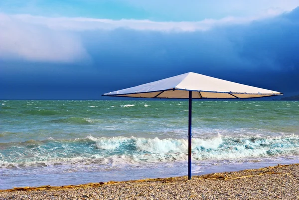 Зонтик на пляже. Коктебель — стоковое фото