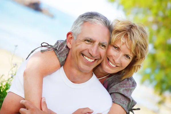 Pareja madura sonriendo —  Fotos de Stock