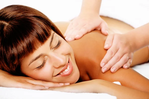 Mulher sorridente bonita recebendo uma massagem . — Fotografia de Stock
