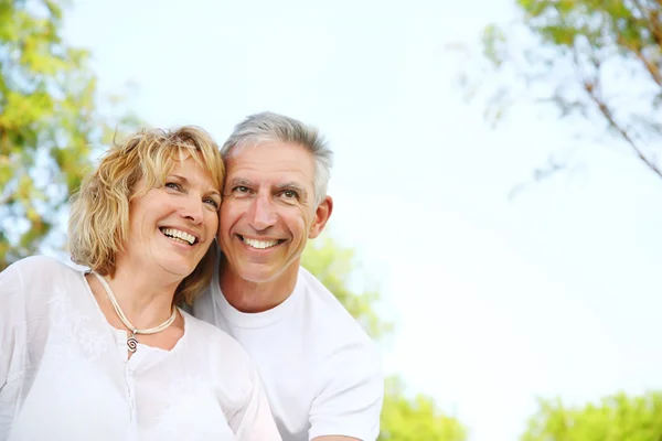 Pareja madura sonriendo — Foto de Stock