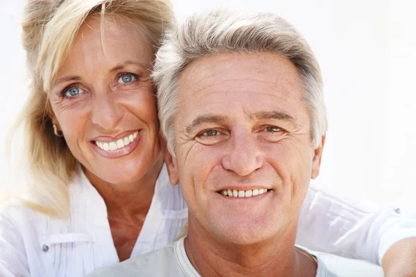 Glückliches älteres Paar lächelt. — Stockfoto