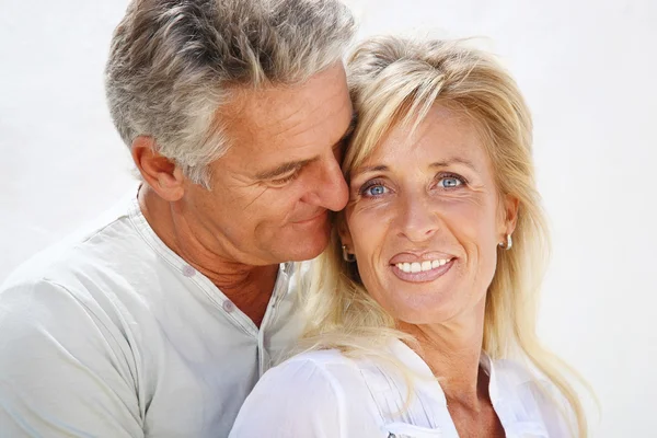 Glückliches älteres Paar lächelt. — Stockfoto