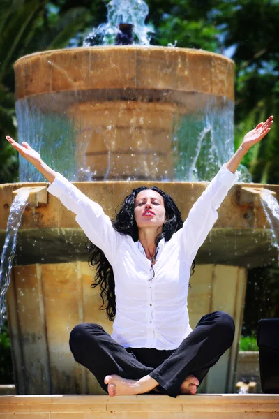 Mooie zakenvrouw praktizerende yoga buiten — Stockfoto