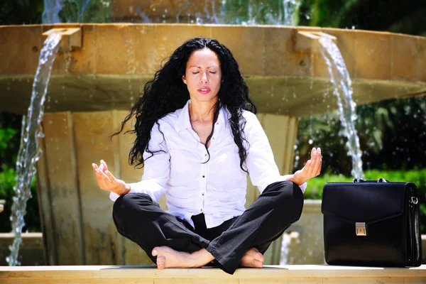 Krásná podnikatelka praktikující jógu venku — Stock fotografie