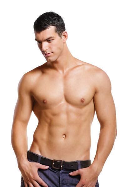 Здоровый мускулистый молодой человек.
