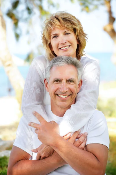 Ouder paar glimlachen Rechtenvrije Stockfoto's