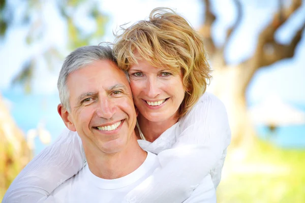 Ouder paar glimlachen Rechtenvrije Stockfoto's