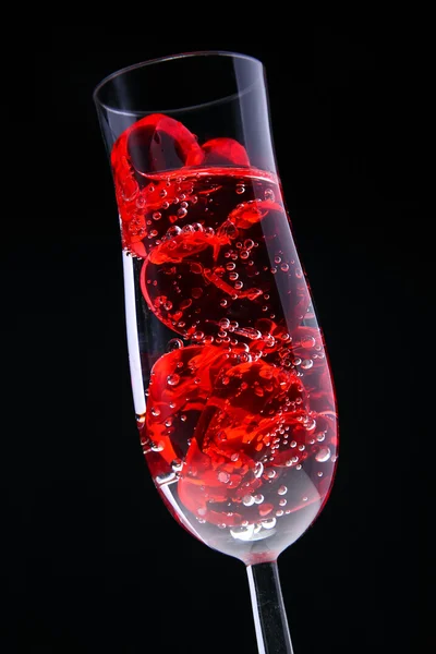 Rode gelei harten in de champagne fluit — Stockfoto