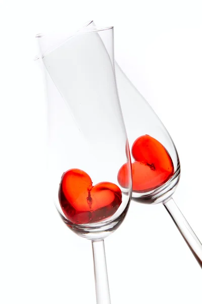 Corações de geleia vermelha em flautas de champanhe — Fotografia de Stock