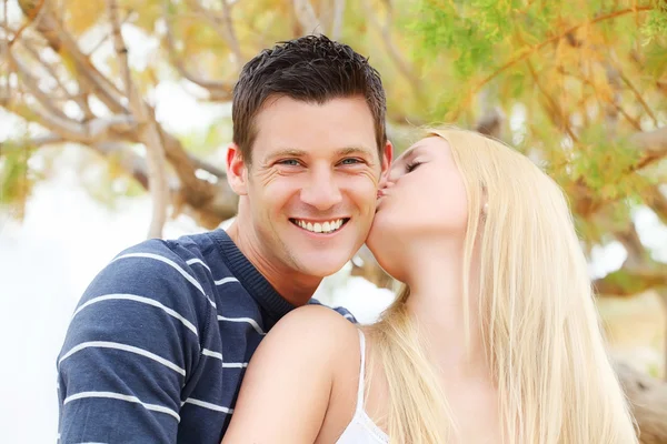 Feliz jovem casal — Fotografia de Stock