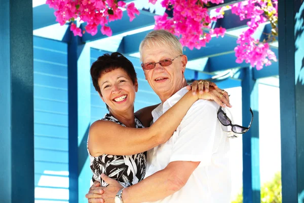 Glad äldre par leende och omfattar — Stockfoto