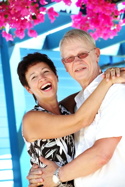 Glückliches älteres Paar lächelt und umarmt — Stockfoto
