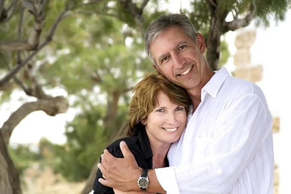 Ältere Paare lächeln und umarmen. — Stockfoto