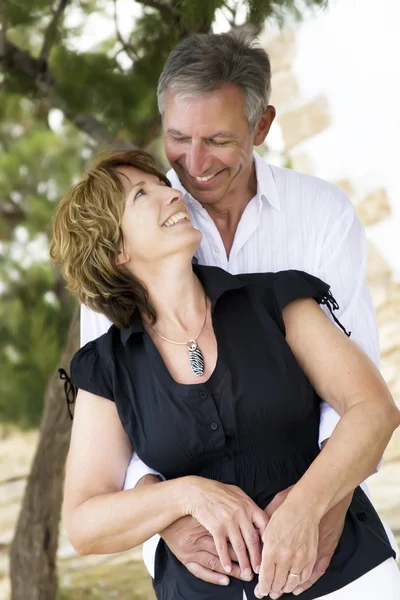 Ouder paar lacht en omhelzen. — Stockfoto