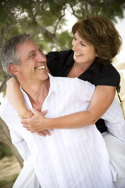 Зрелая пара улыбается и обнимается . — стоковое фото