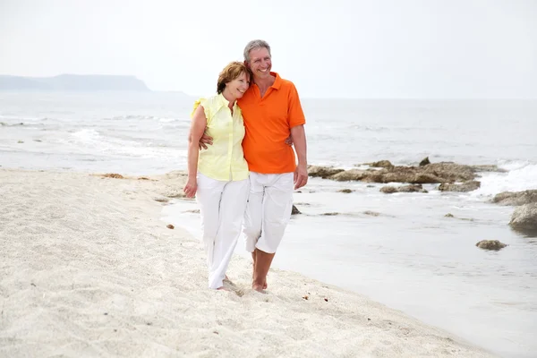 Ouder paar op het strand — Stockfoto