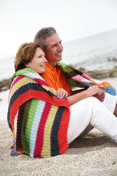 Ältere Paare am Strand — Stockfoto