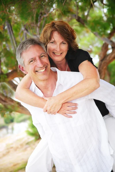 Ältere Paare lächeln und umarmen. — Stockfoto