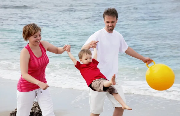 海滩上的快乐家庭 — 图库照片