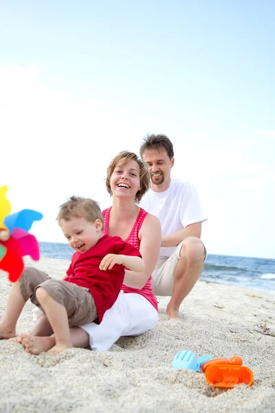 Gelukkig gezin op het strand. — Stockfoto