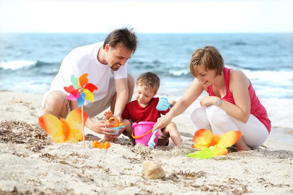 Lycklig familj på stranden. — Stockfoto