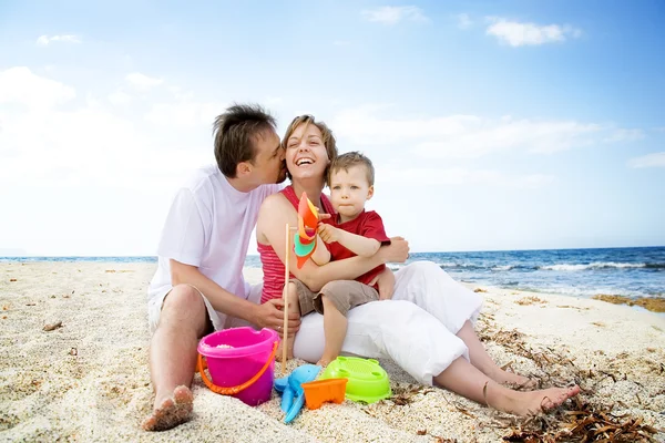 Glückliche Familie am Strand. — Stockfoto