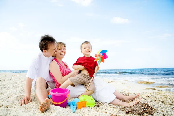 Gelukkig gezin op het strand. — Stockfoto