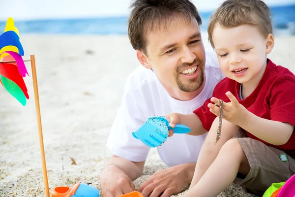 Ojciec i syn na plaży — Zdjęcie stockowe