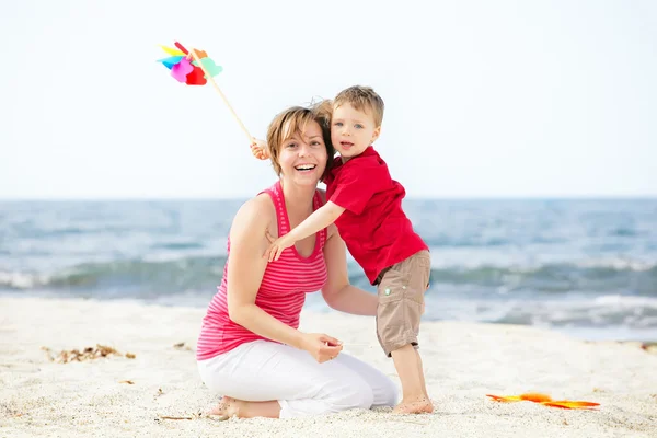 妈妈和儿子在海滩上 — 图库照片