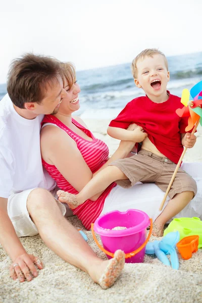 Familia feliz en la playa. — Foto de Stock