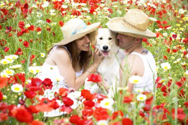 mutlu genç bir çift bir Çayır köpeği ile oynarken