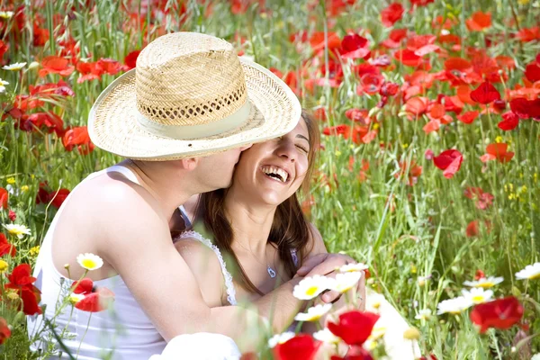 Jovem casal feliz se divertindo em um prado — Fotografia de Stock