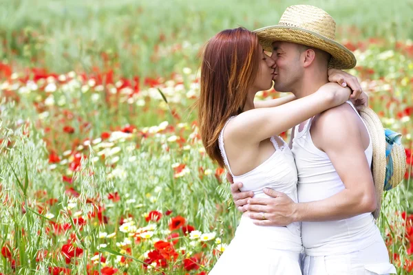 在一片草地上快乐年轻夫妇 — 图库照片