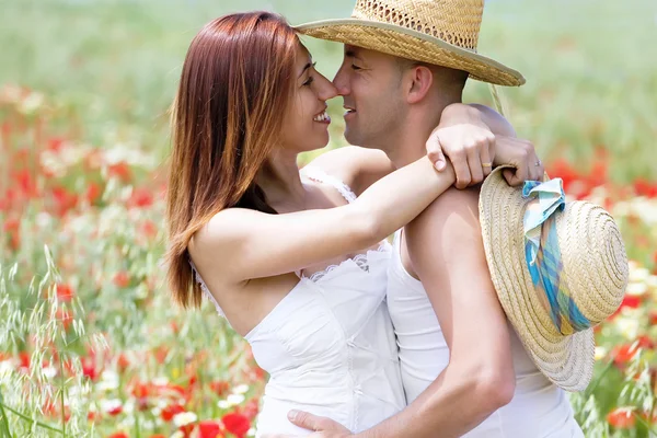 Joyeux jeune couple sur une prairie — Photo