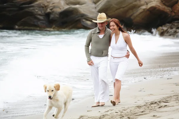 Jonge romantisch paar wandelen langs het strand — Stockfoto